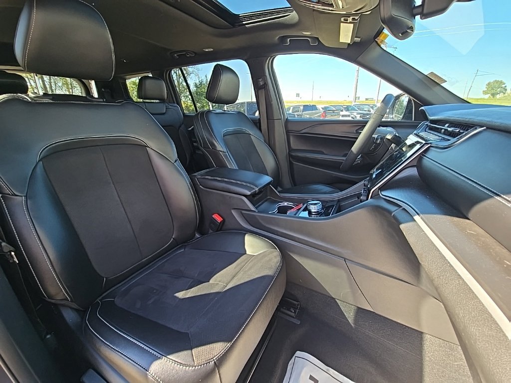 Used 2023 Jeep Grand Cherokee L Altitude AWD/4WD image 21