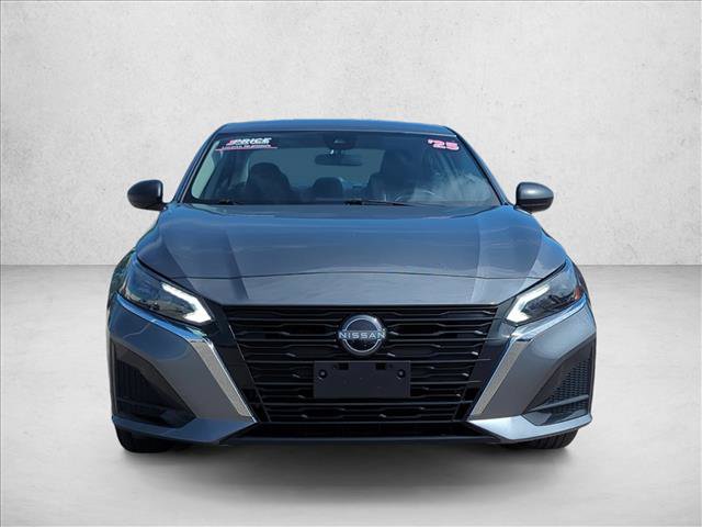 Used 2025 Nissan Altima 2.5 SV FWD image 2