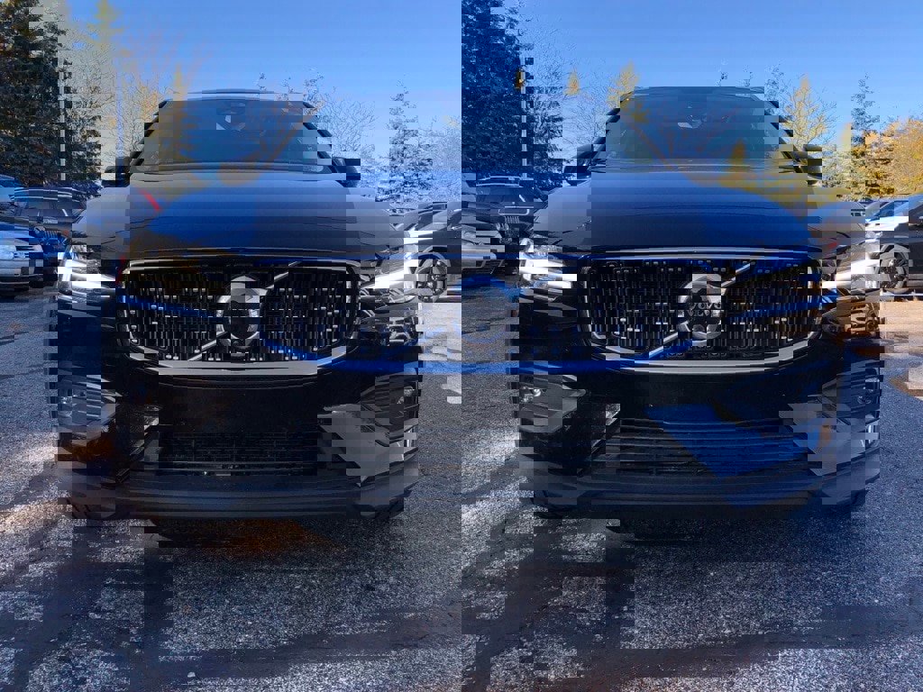 Used 2025 Volvo V60 B5 Cross Country Plus image 2