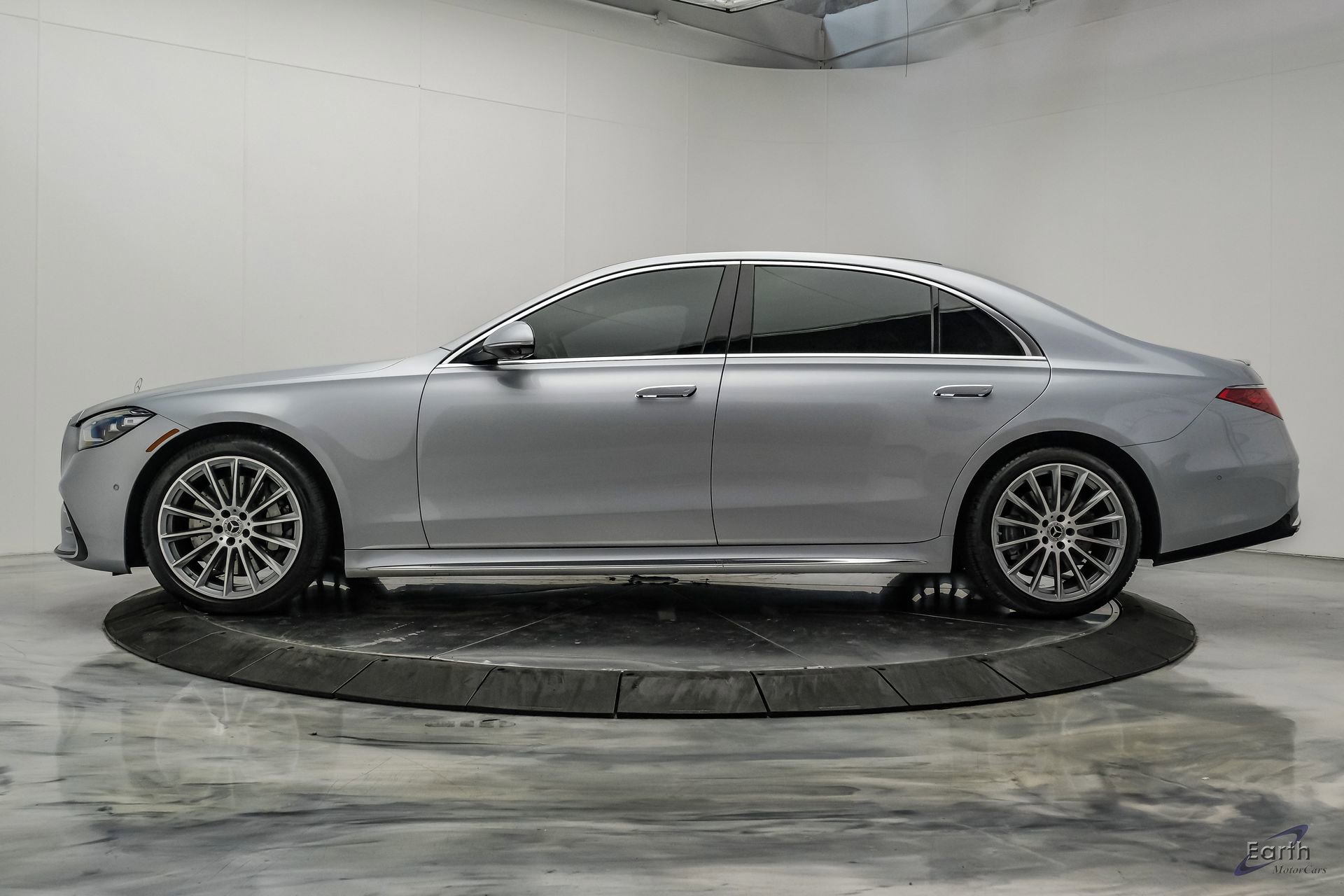 Used 2022 Mercedes-Benz S 580 4MATIC Sedan w/ AMG Line Package image 9