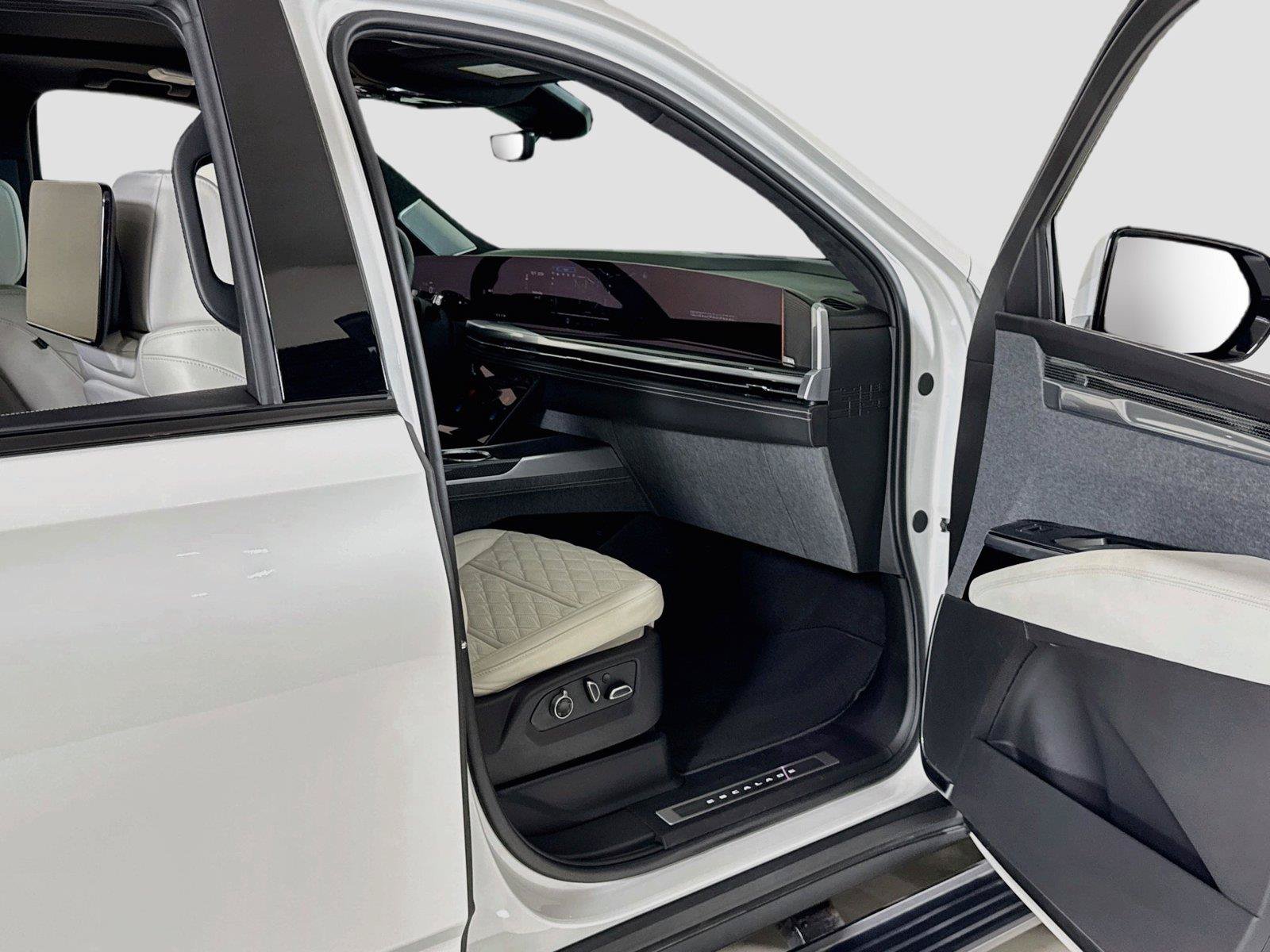 Used 2025 Cadillac Escalade ESV V AWD/4WD image 33