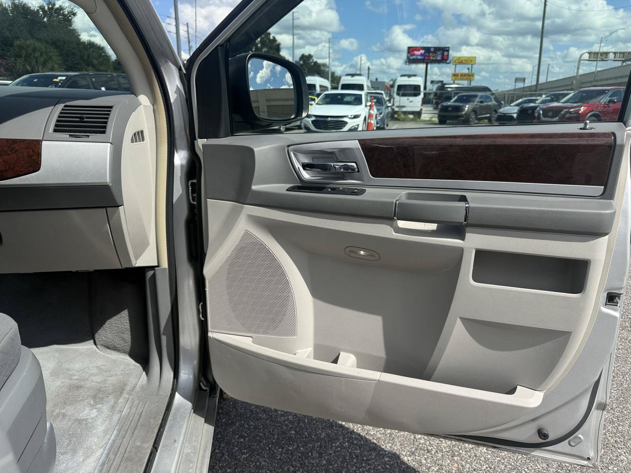 Used 2010 Chrysler Town & Country Touring FWD image 60