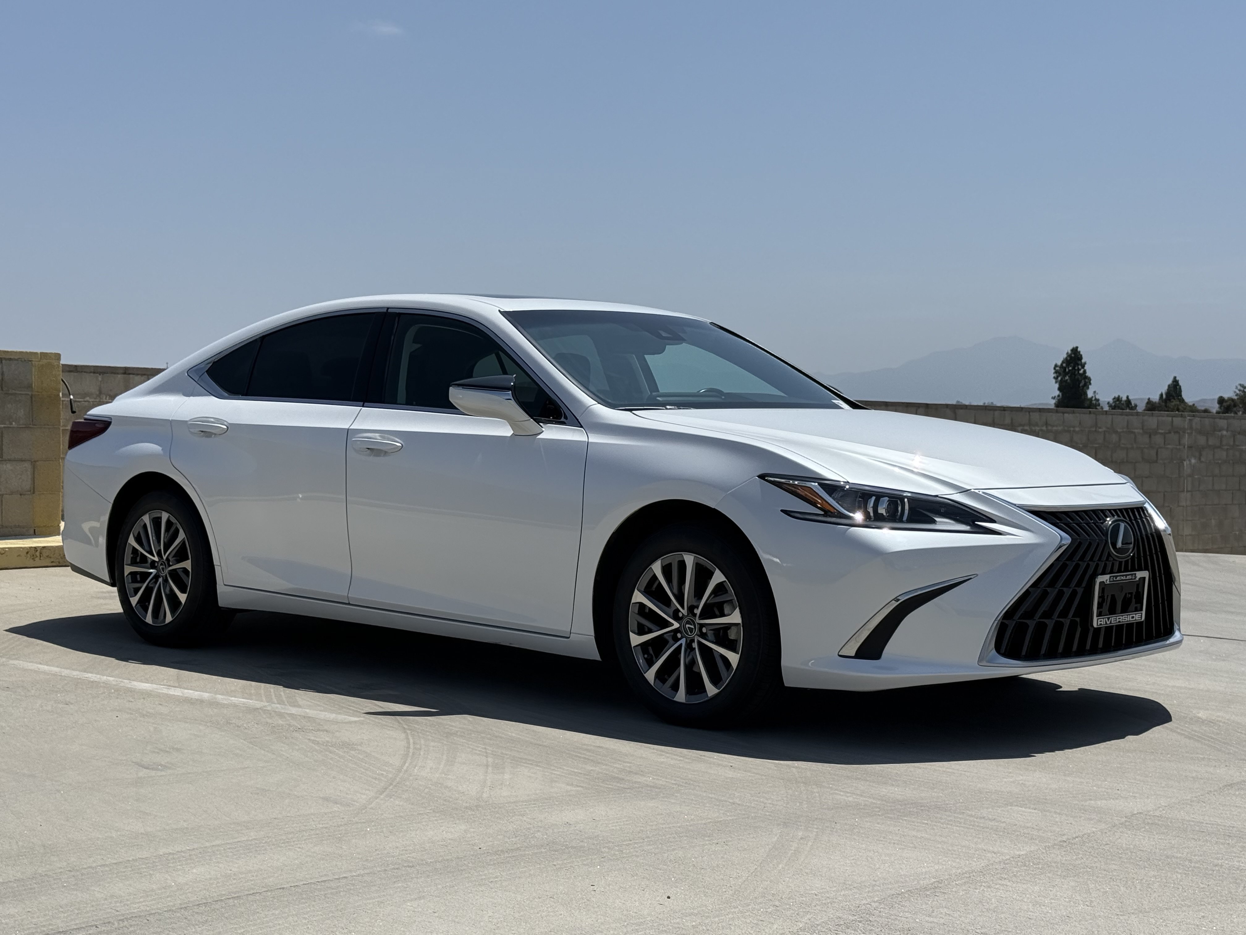 Certified 2024 Lexus ES 350 w/ Accessory Package (Z2) FWD image 2