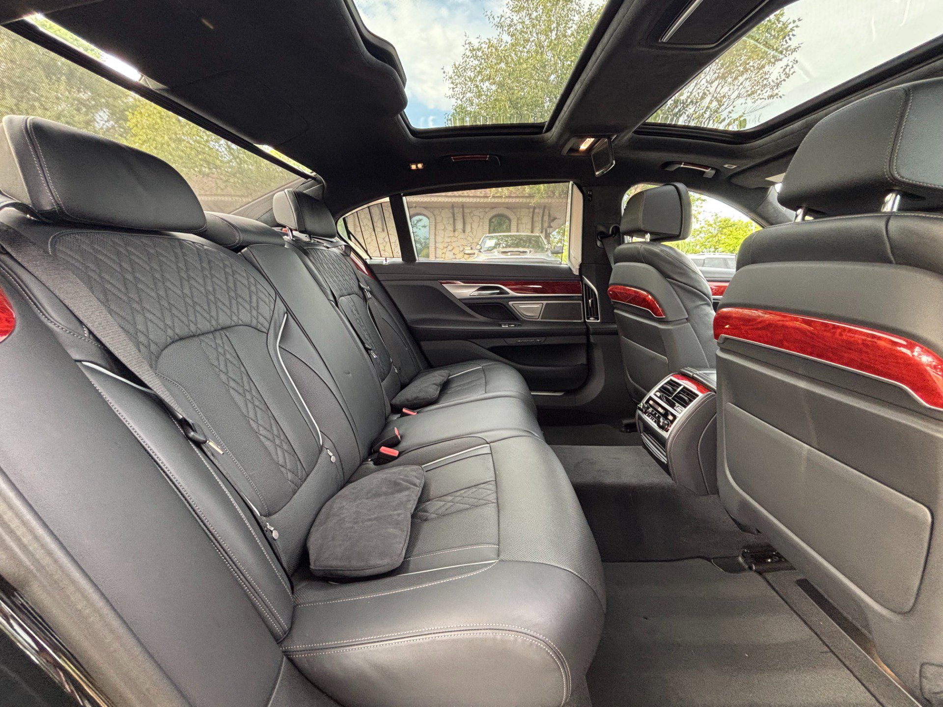 Used 2022 BMW ALPINA B7 xDrive w/ Luxury Rear Seating Package AWD/4WD image 22