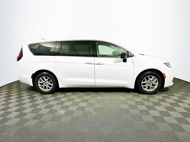 Used 2024 Chrysler Pacifica Touring-L image 9