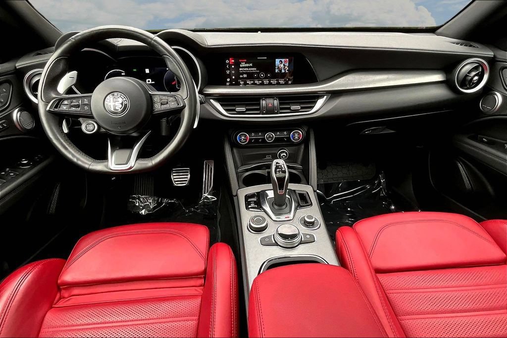 Used 2024 Alfa Romeo Stelvio Veloce AWD/4WD image 9