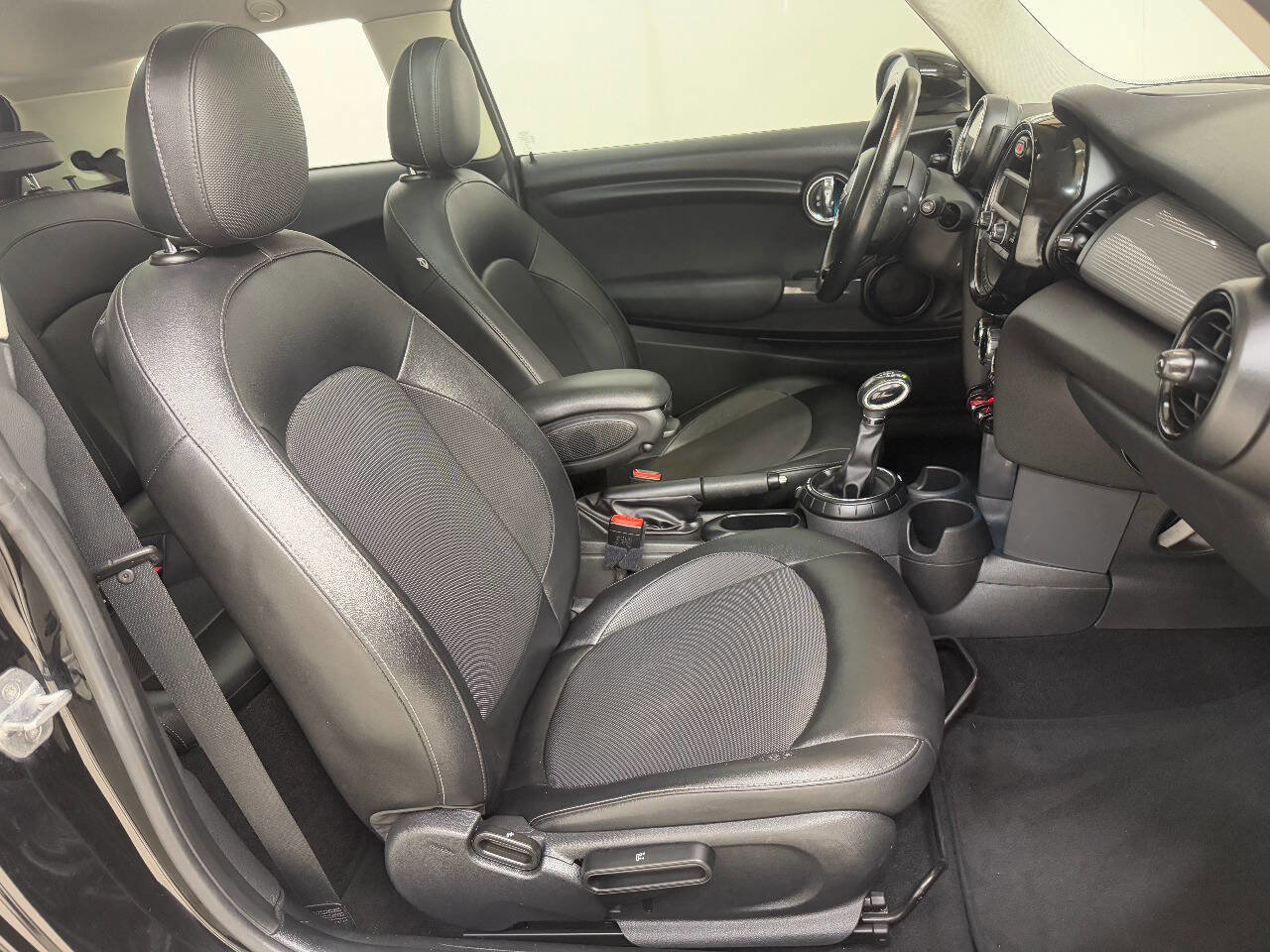 Used 2015 MINI Cooper 2-Door Hardtop image 18