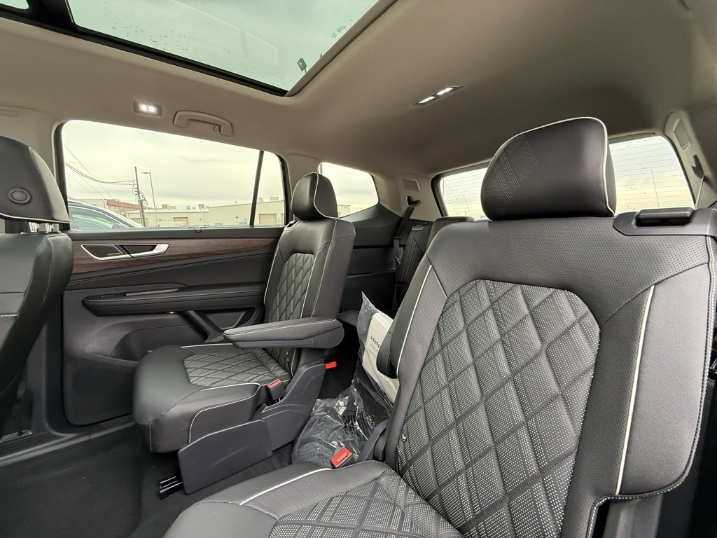 Used 2025 Volkswagen Atlas SEL Premium R-Line image 7