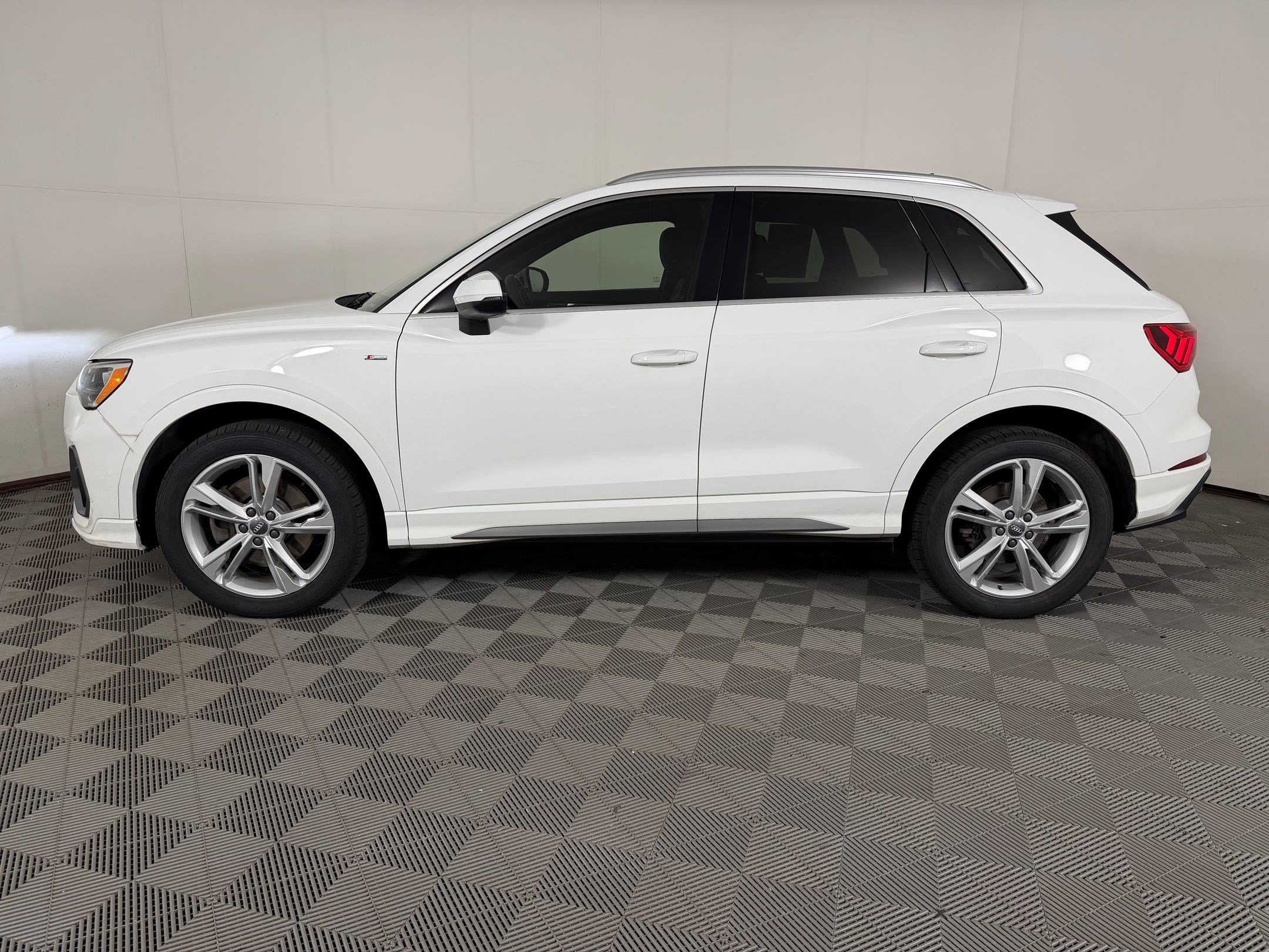 Used 2020 Audi Q3 2.0T Premium w/ Convenience Package AWD/4WD image 2