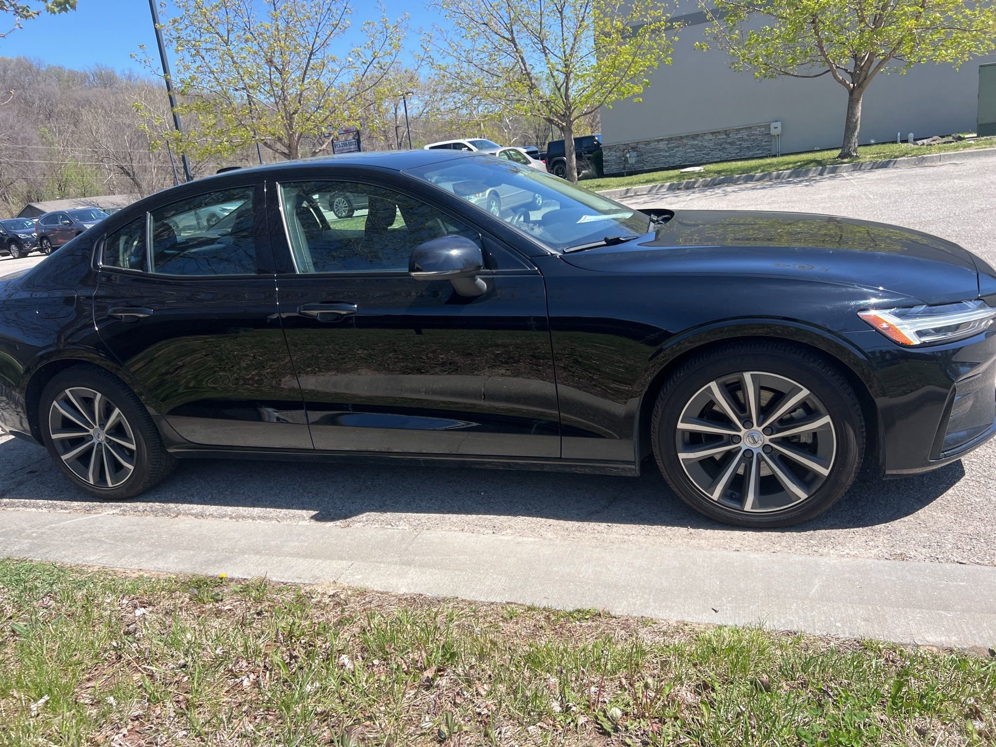 Used 2022 Volvo S60 B5 Momentum image 4