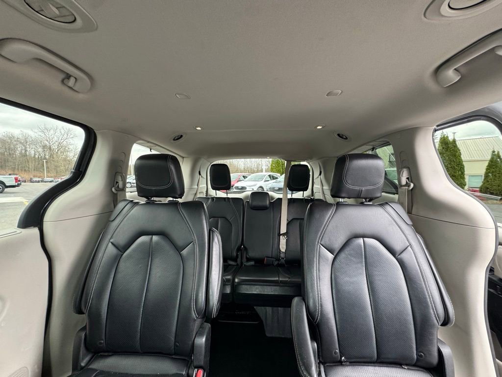 Used 2022 Chrysler Pacifica Touring-L image 13