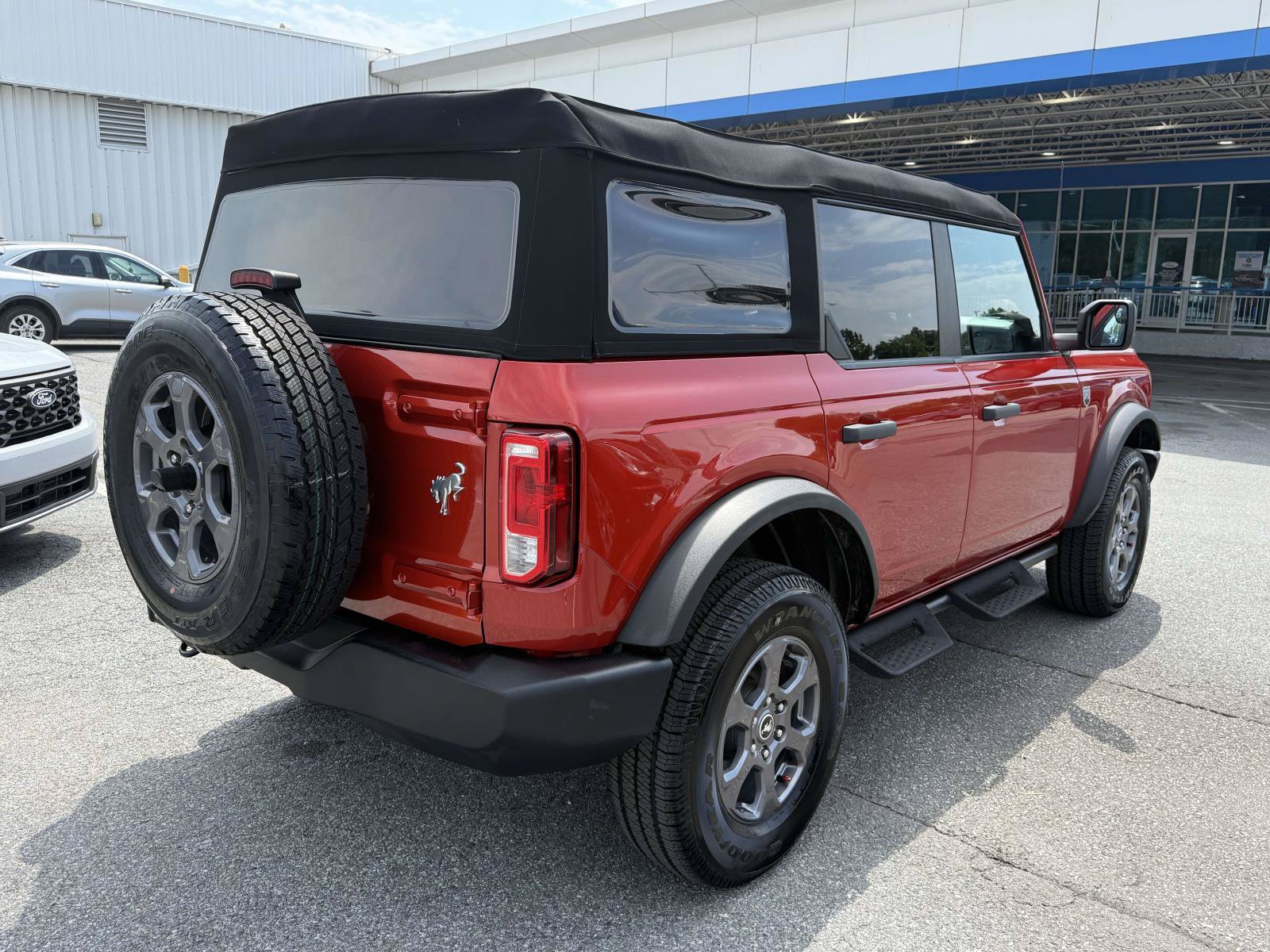 Used 2023 Ford Bronco 4-Door AWD/4WD image 2