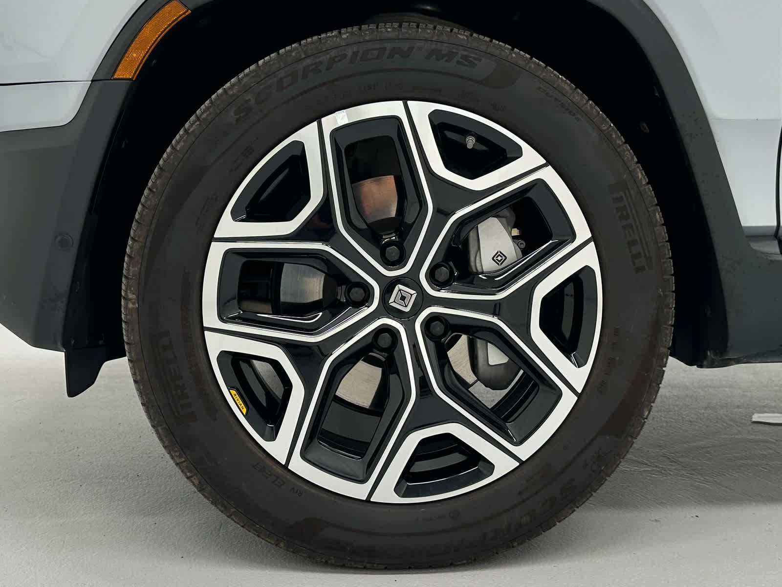 Used 2025 Rivian R1T Adventure Dual AWD/4WD image 9