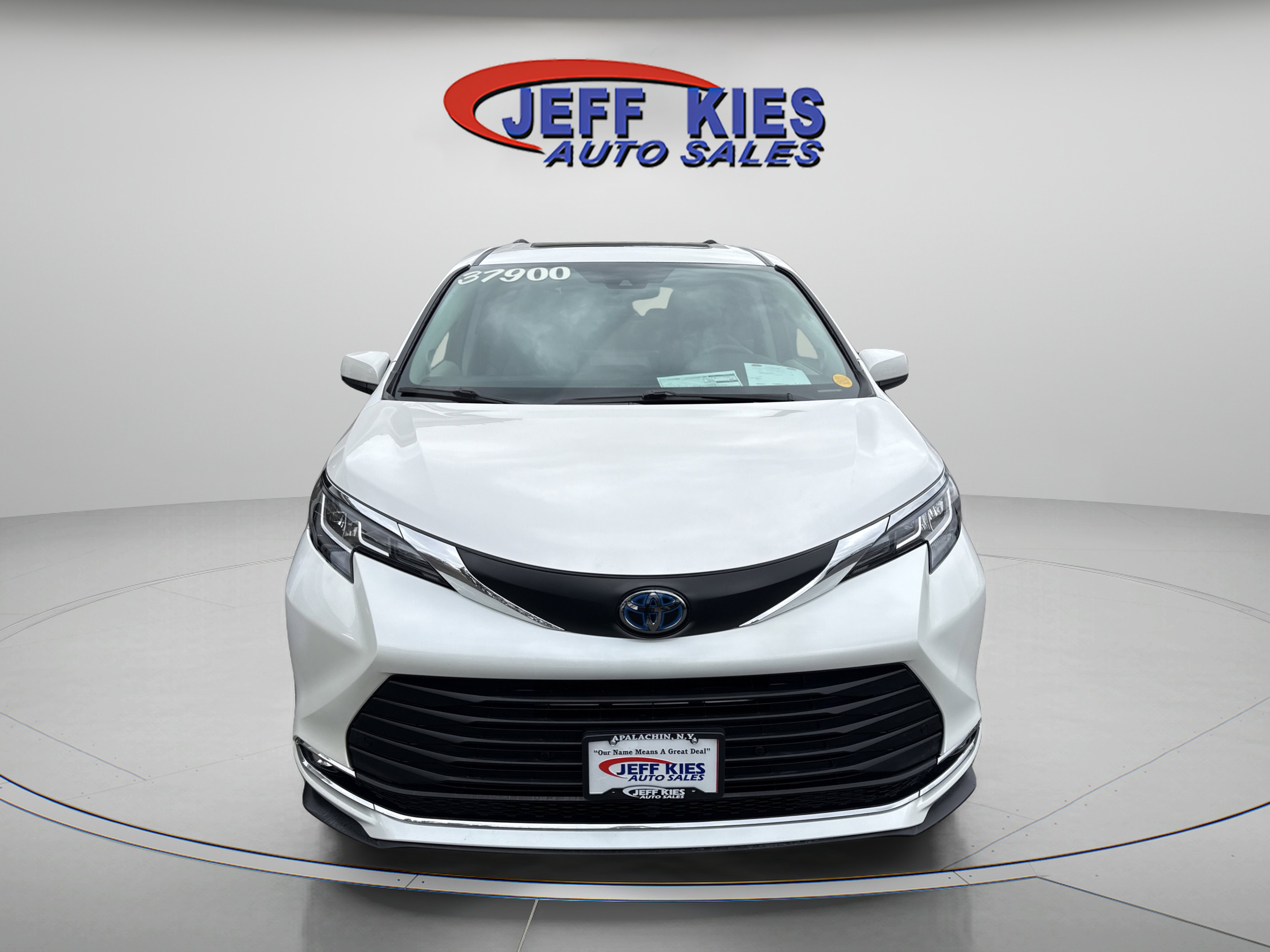 Used 2021 Toyota Sienna XLE w/ XLE Plus Package image 3