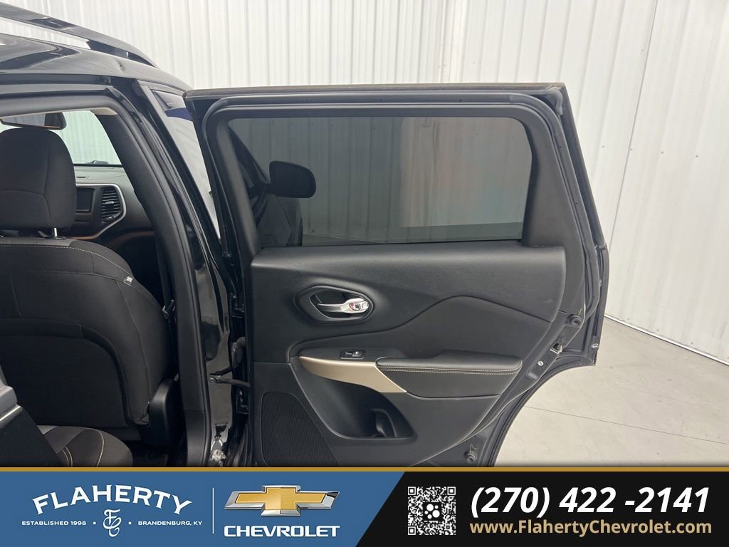 Used 2018 Jeep Cherokee Latitude w/ Altitude Package image 12