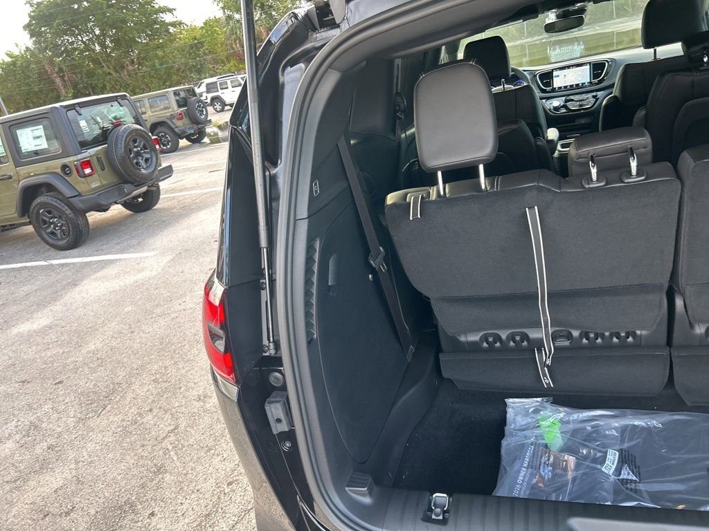 New 2026 Chrysler Pacifica Select FWD image 31