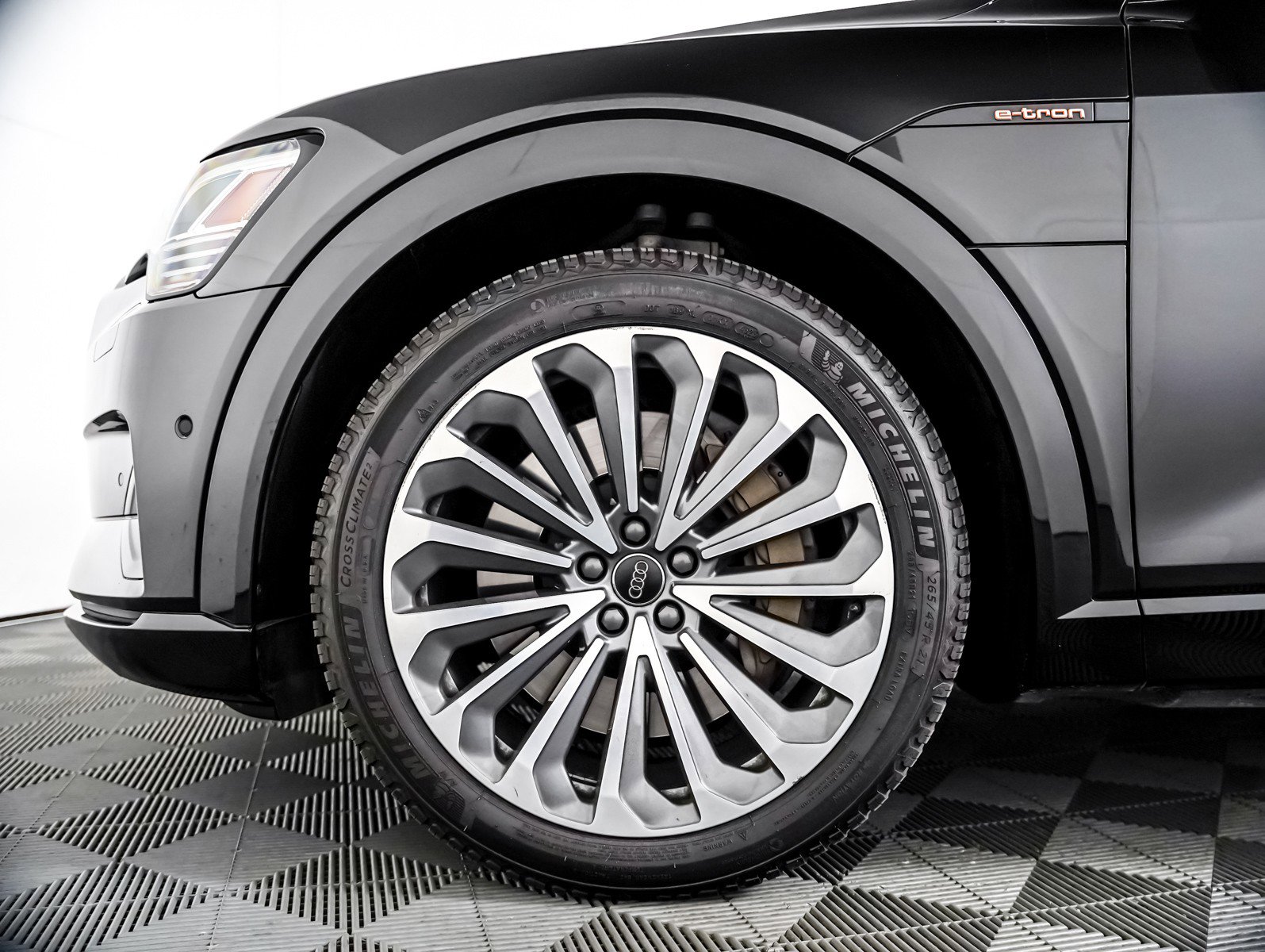 Used 2019 Audi e-tron Prestige w/ Prestige Package AWD/4WD image 6