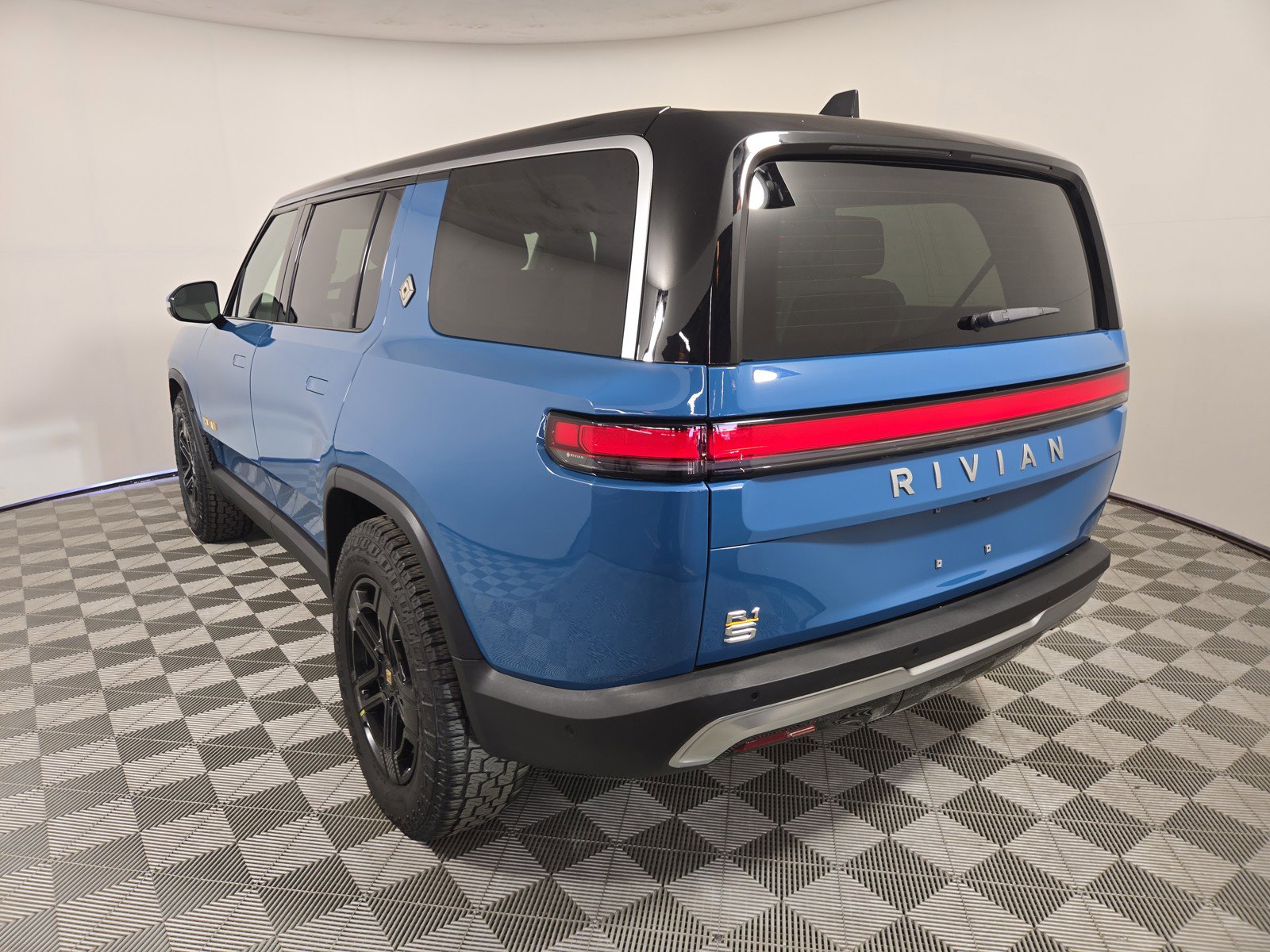 Used 2023 Rivian R1S Adventure AWD/4WD image 3