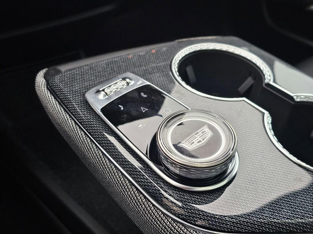 New 2026 Cadillac Optiq Luxury 1 image 37