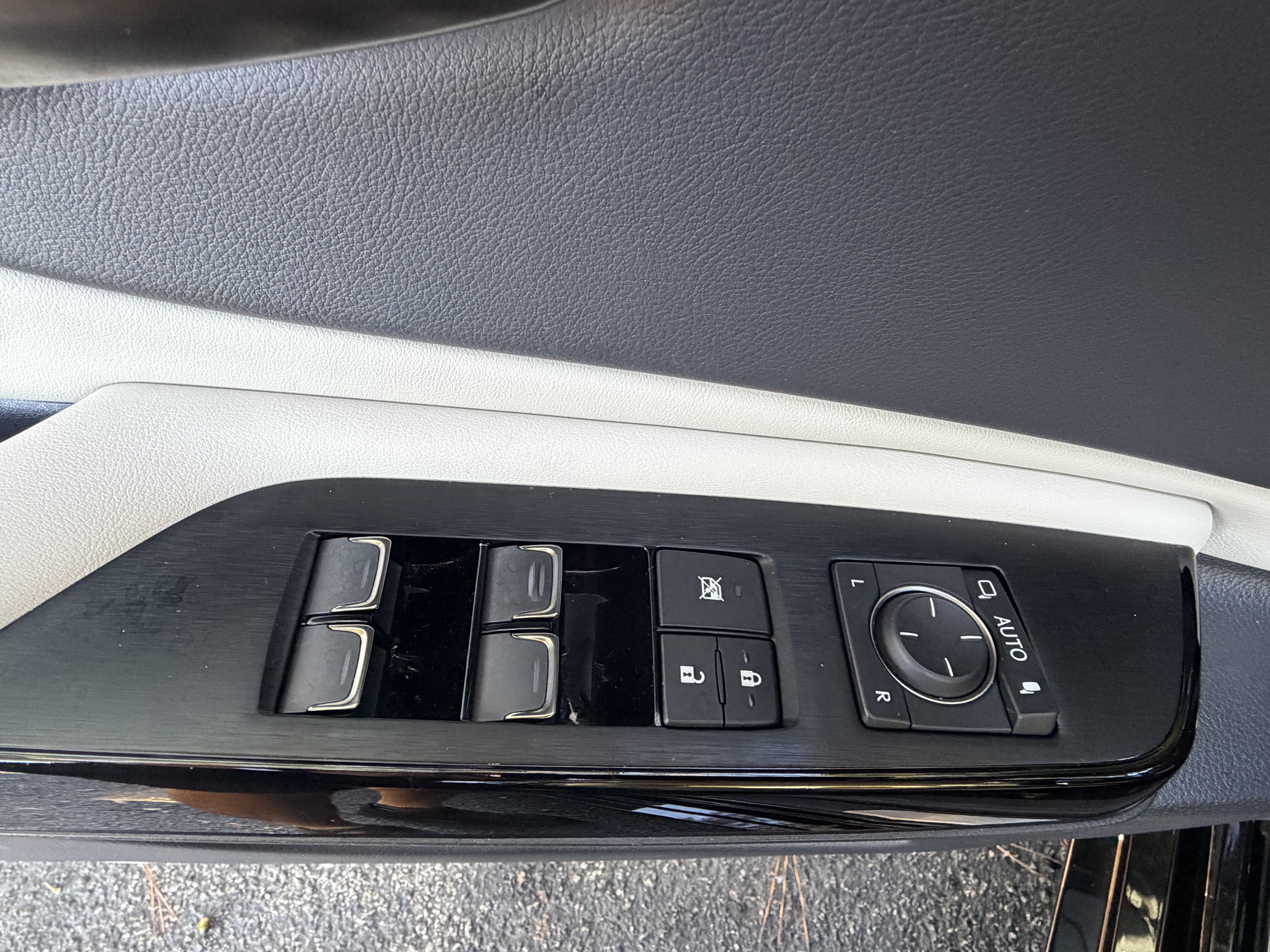 Used 2025 Lexus ES 350 w/ Premium Package FWD image 14