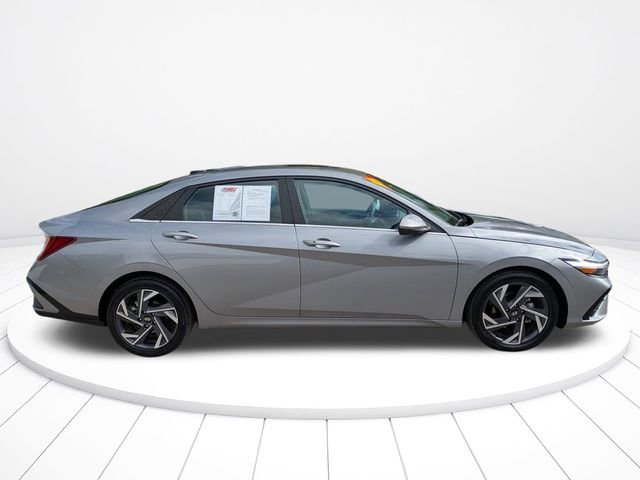 Used 2025 Hyundai Elantra SEL image 3