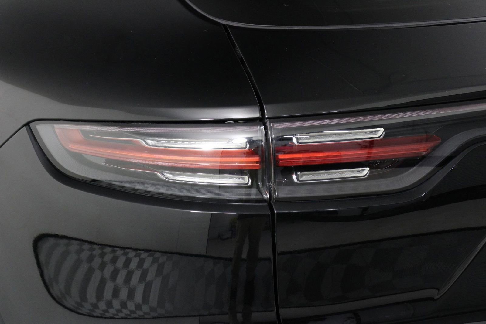 Certified 2023 Porsche Cayenne Platinum Edition image 21