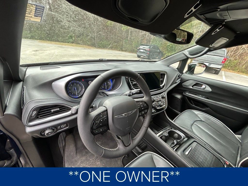 Used 2025 Chrysler Pacifica Limited image 2