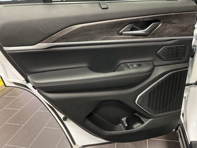 Used 2025 Jeep Grand Cherokee Limited w/ Luxury Tech Group II image 13