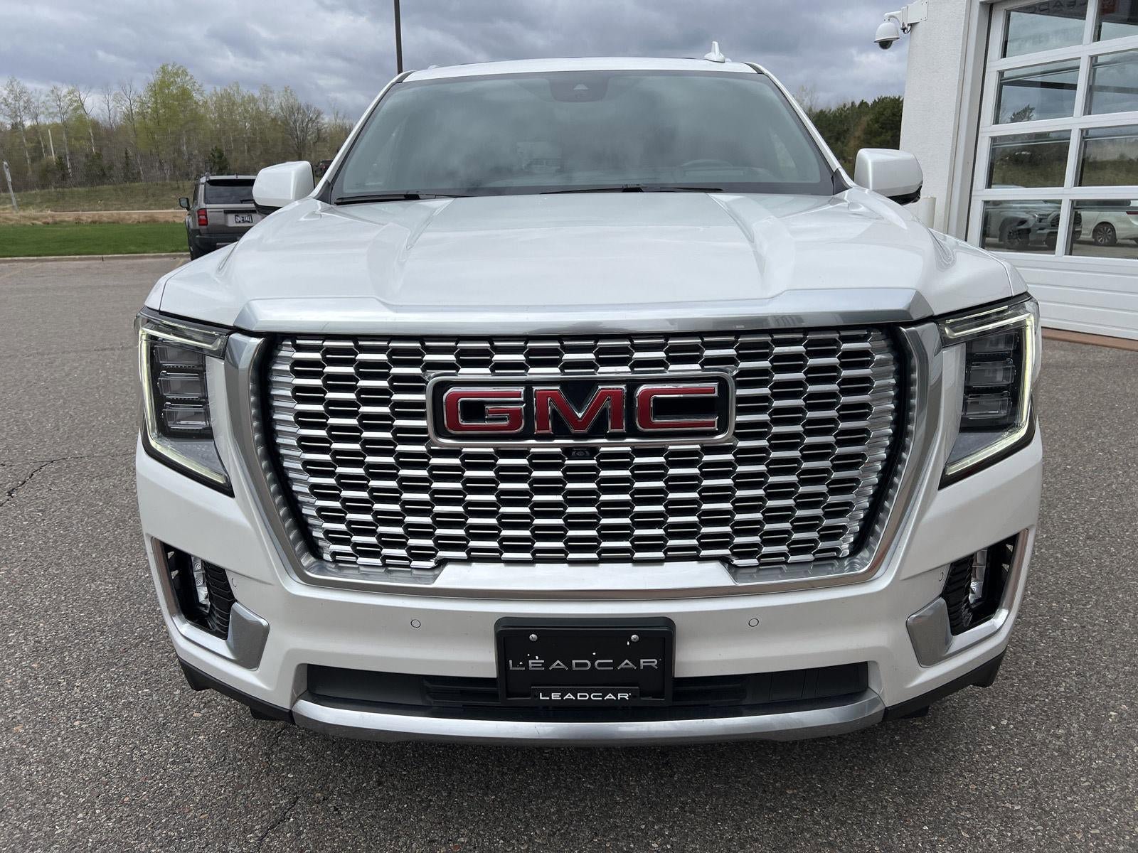 Used 2024 GMC Yukon Denali w/ Advanced Technology Package AWD/4WD image 9