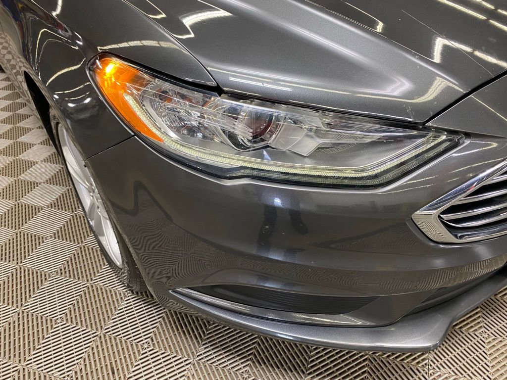 Used 2018 Ford Fusion SE w/ Fusion SE Technology Package image 3