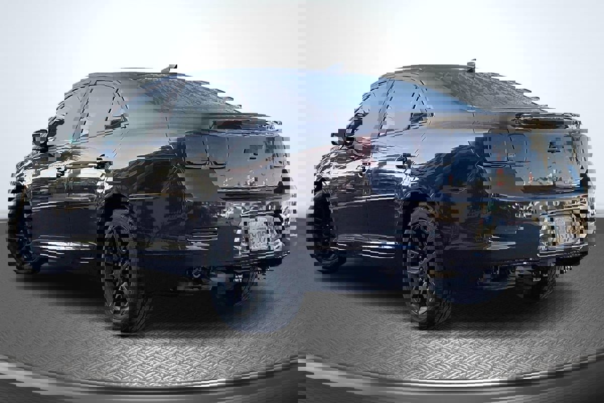 Used 2015 Chevrolet Malibu LT w/ Power Convenience Package image 2