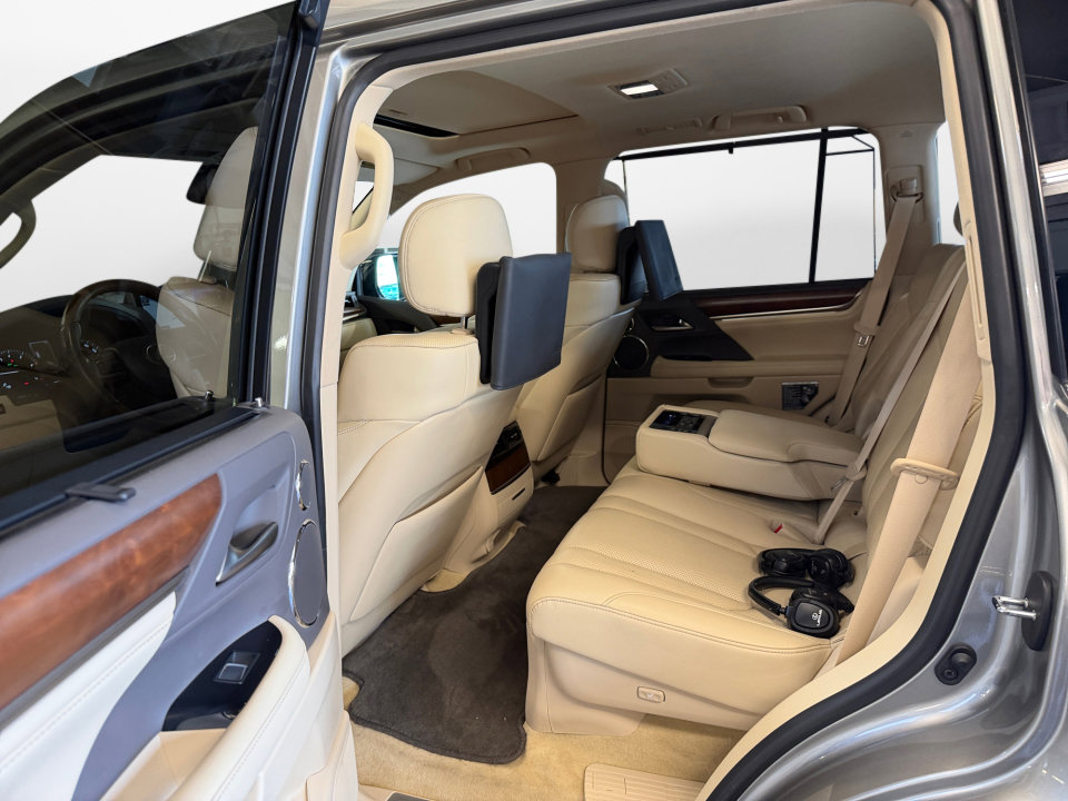 Used 2021 Lexus LX 570 4WD w/ Luxury Package image 16