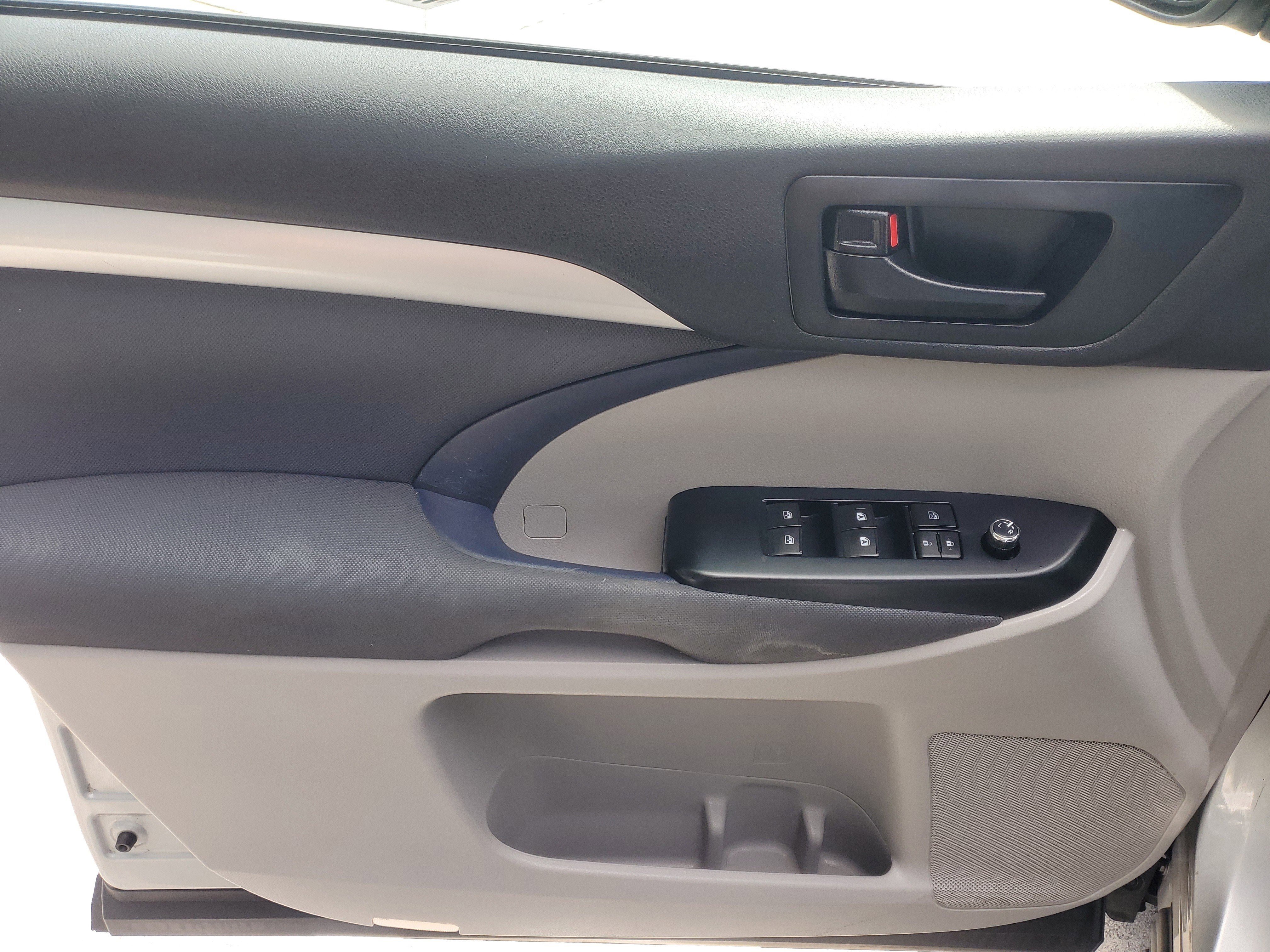 Used 2019 Toyota Highlander LE FWD image 19