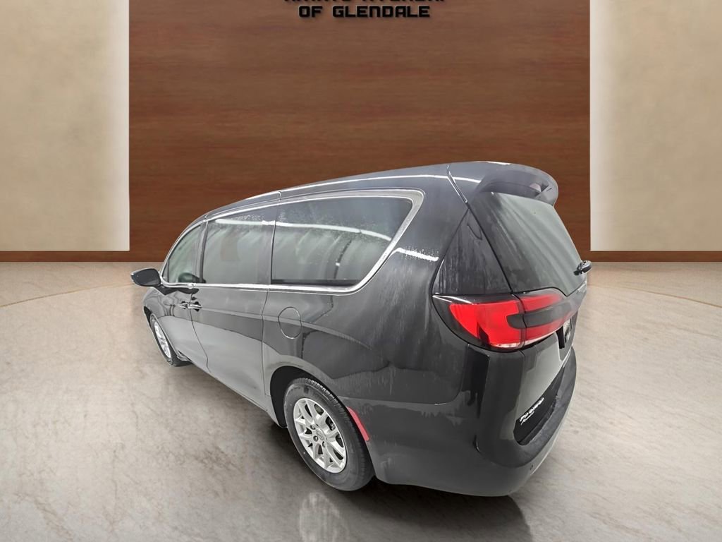 Used 2023 Chrysler Pacifica Touring-L image 4