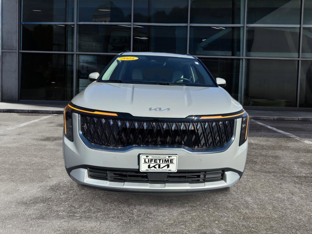 Used 2025 Kia Carnival EX image 2