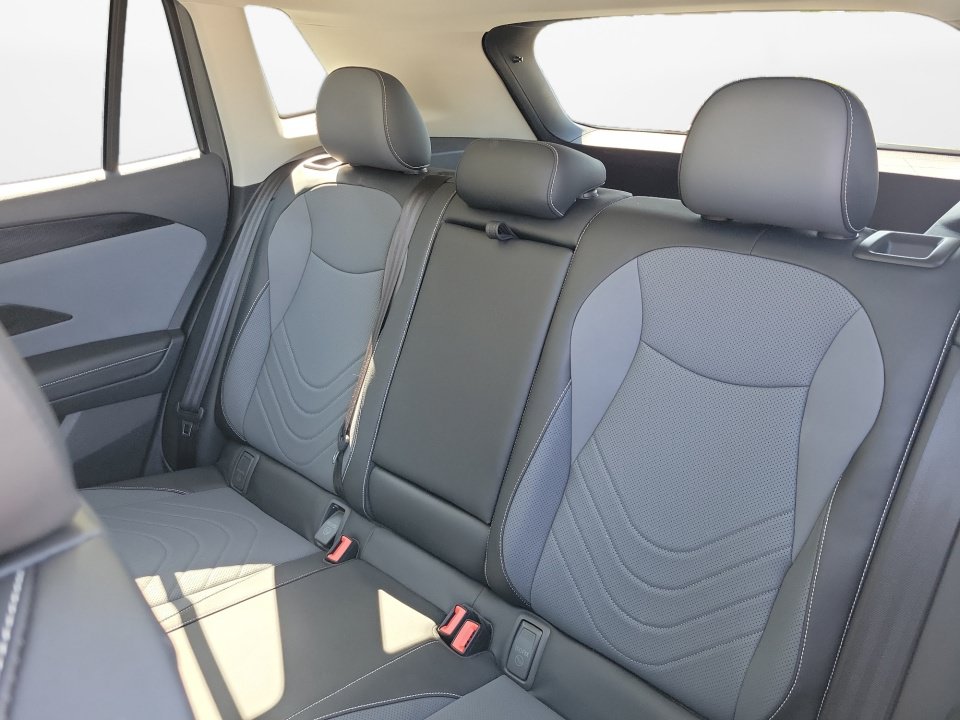 Certified 2026 Volkswagen Tiguan SE w/ Panoramic Sunroof Package AWD/4WD image 15