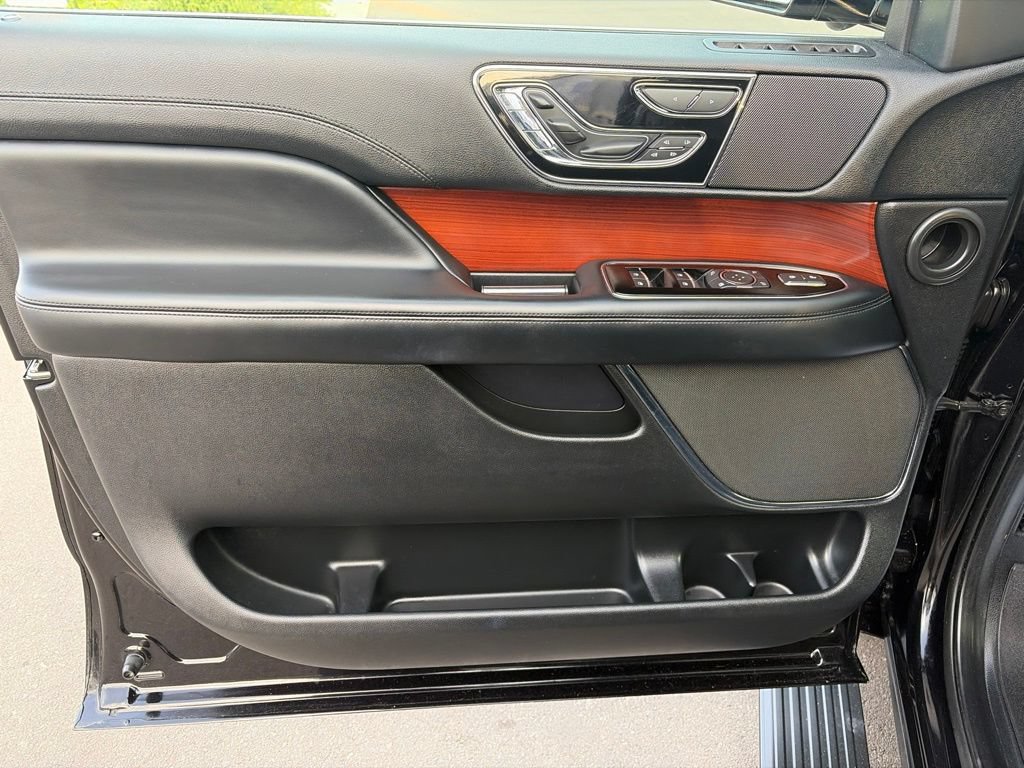 Used 2021 Lincoln Navigator Reserve AWD/4WD image 26