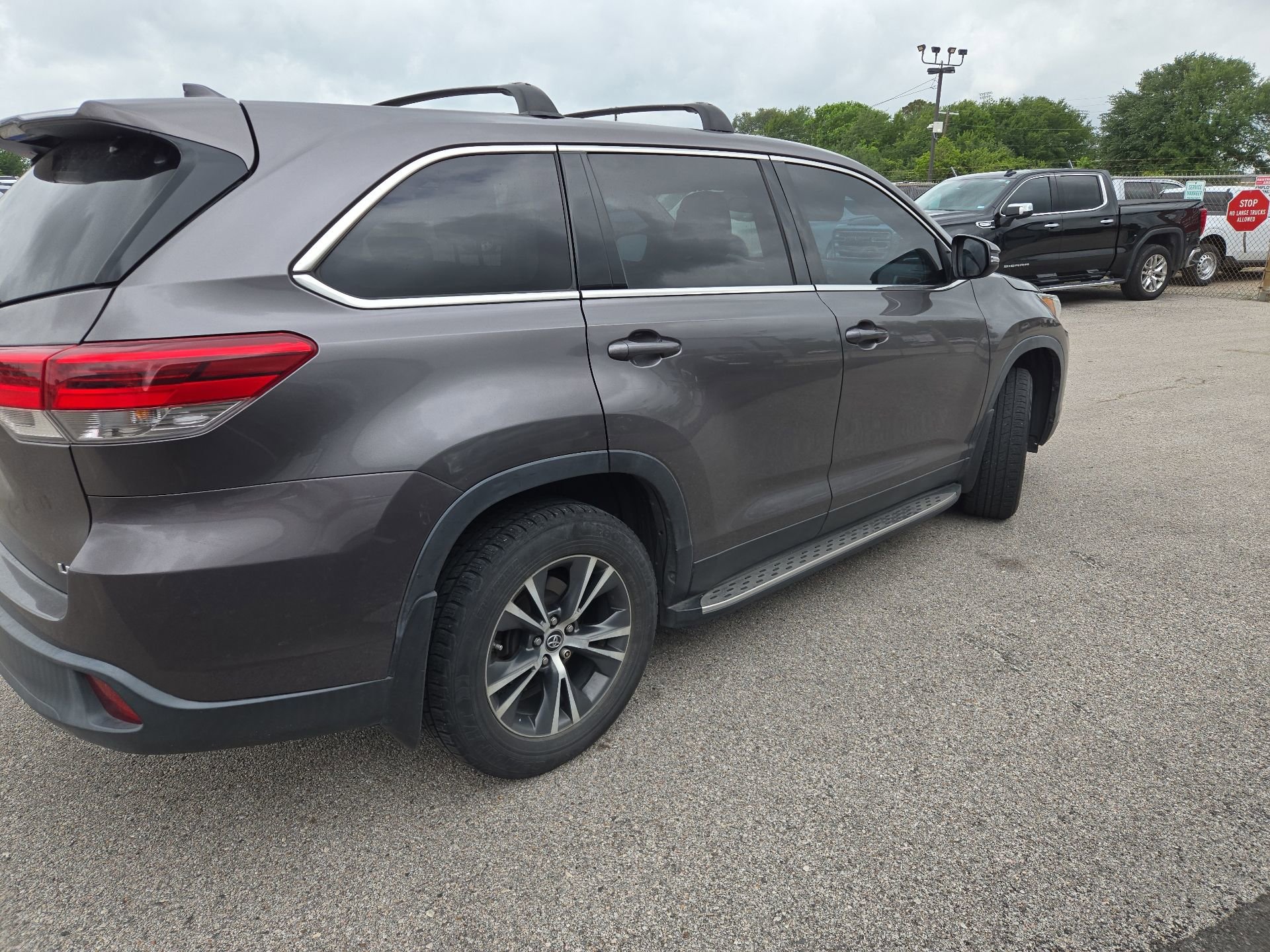 Used 2019 Toyota Highlander Plus FWD image 10