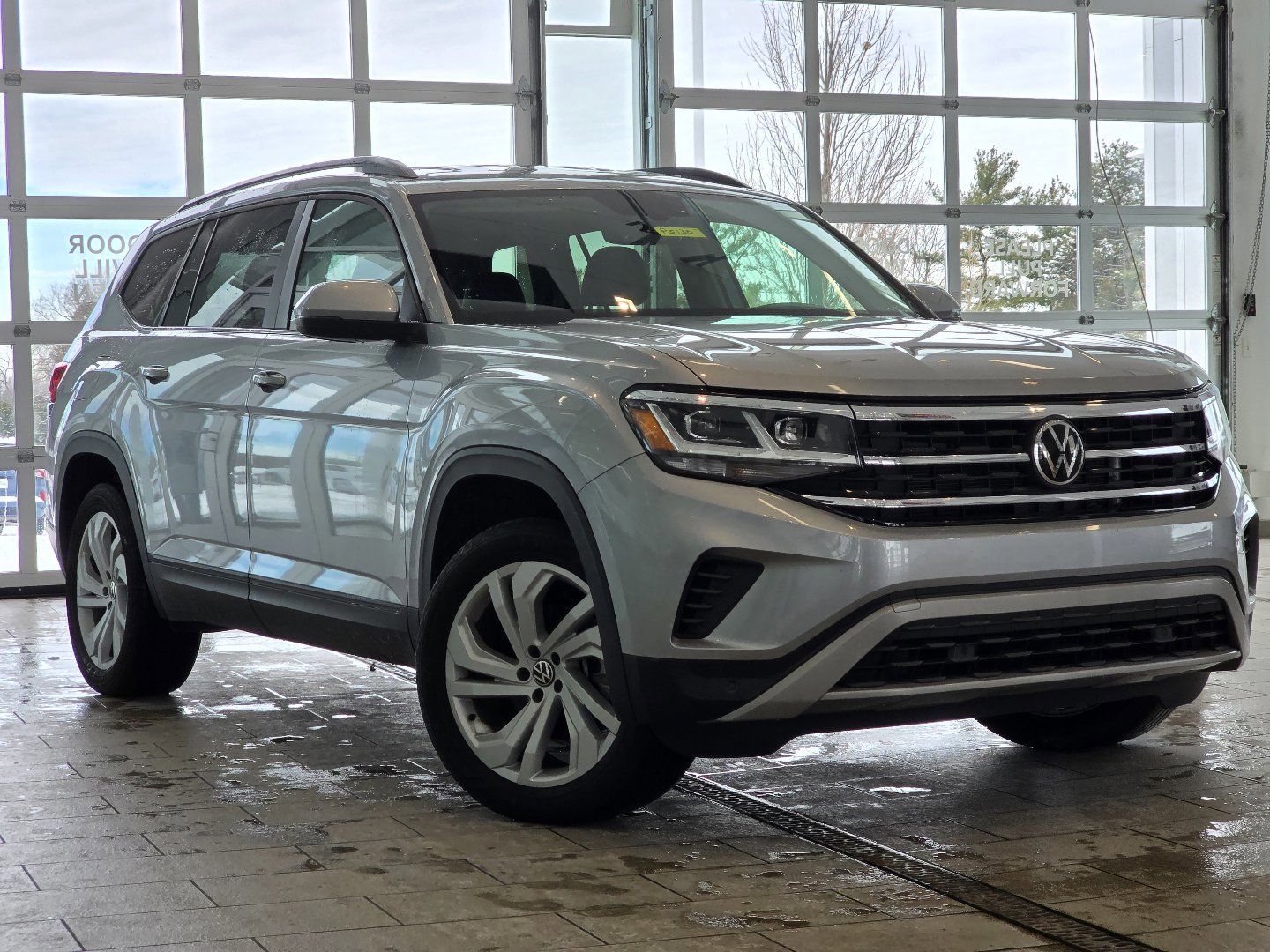 Used 2023 Volkswagen Atlas SE image 2