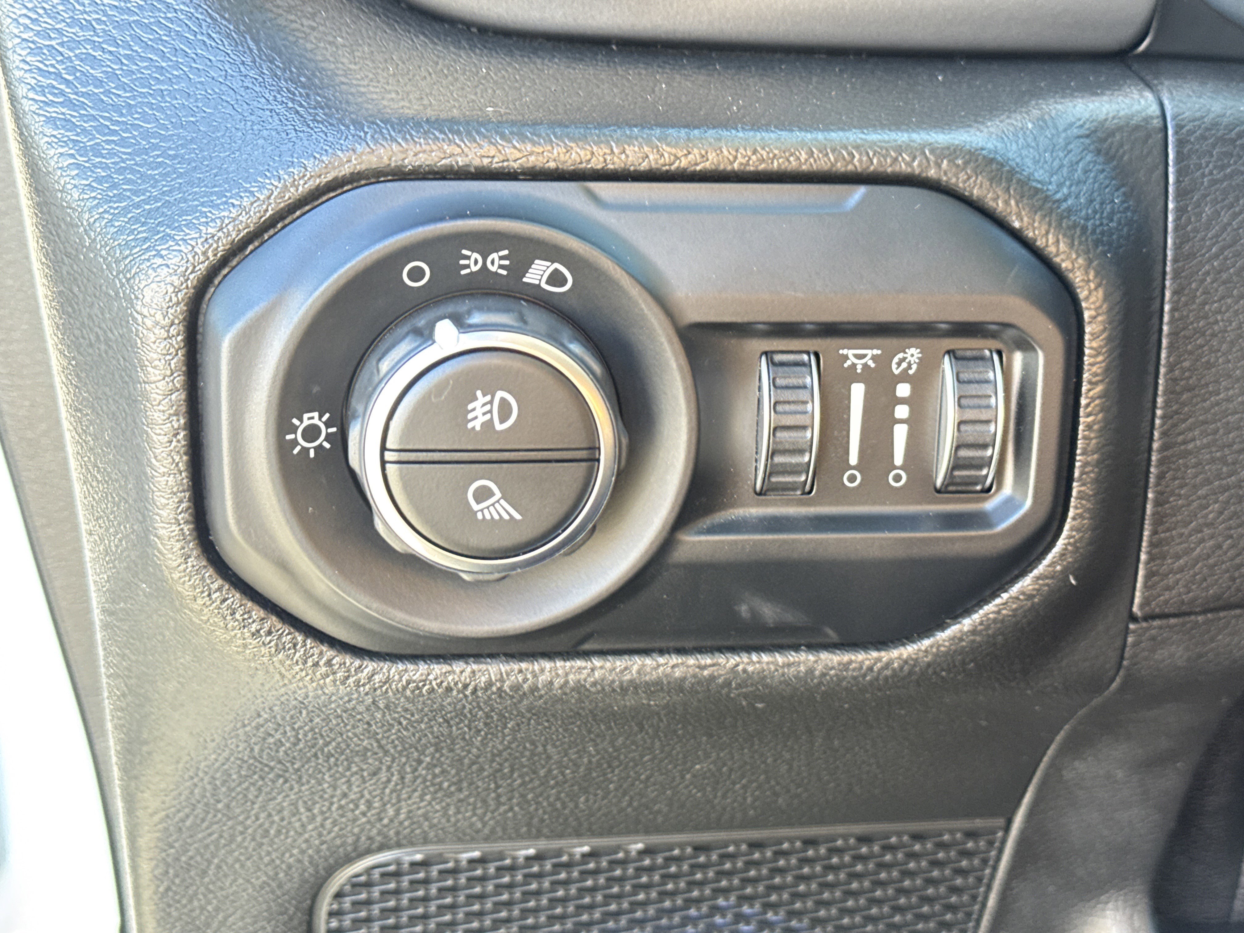 Used 2021 Jeep Gladiator Sport image 34