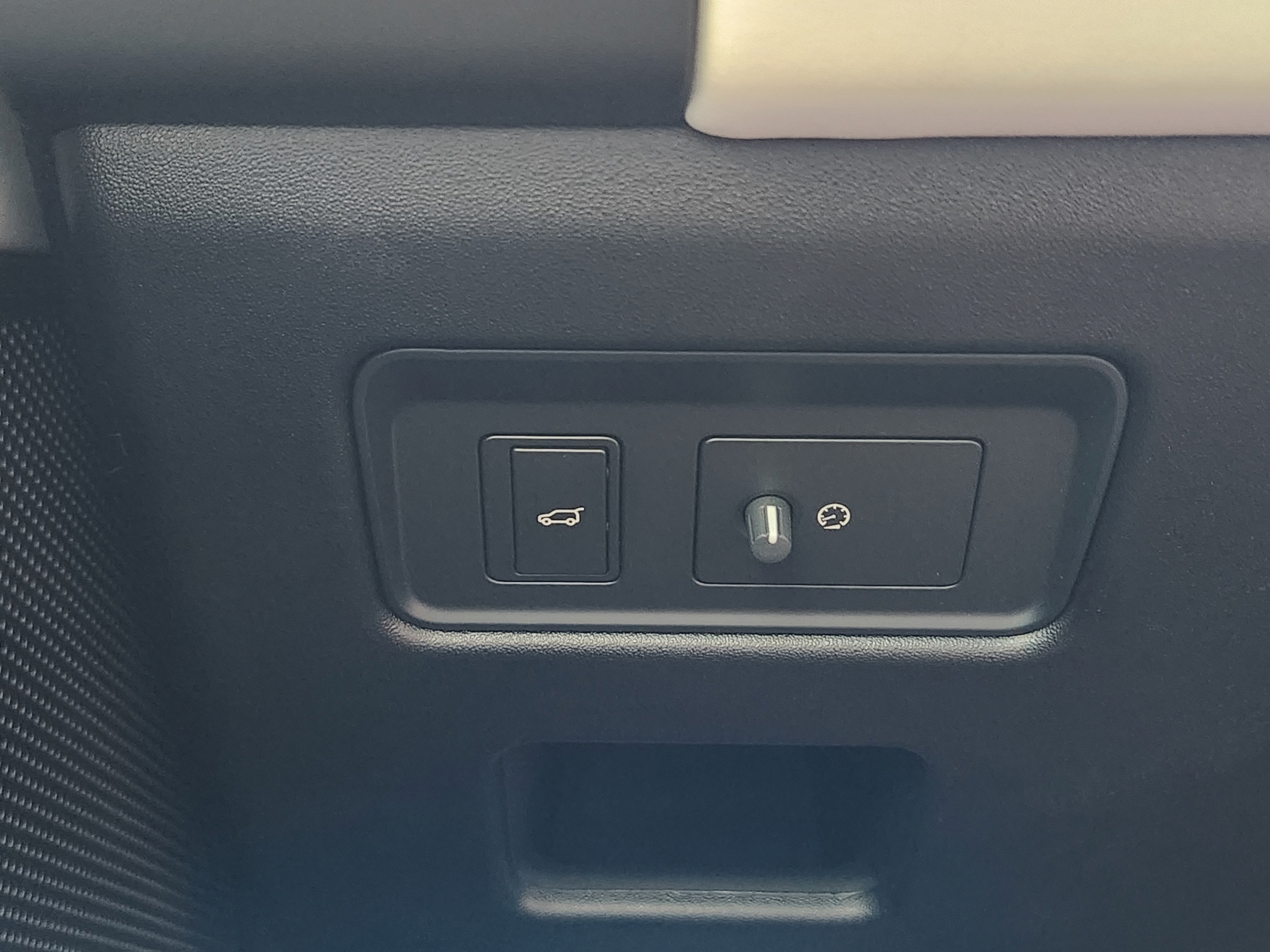 Certified 2025 Land Rover Discovery S AWD/4WD image 18