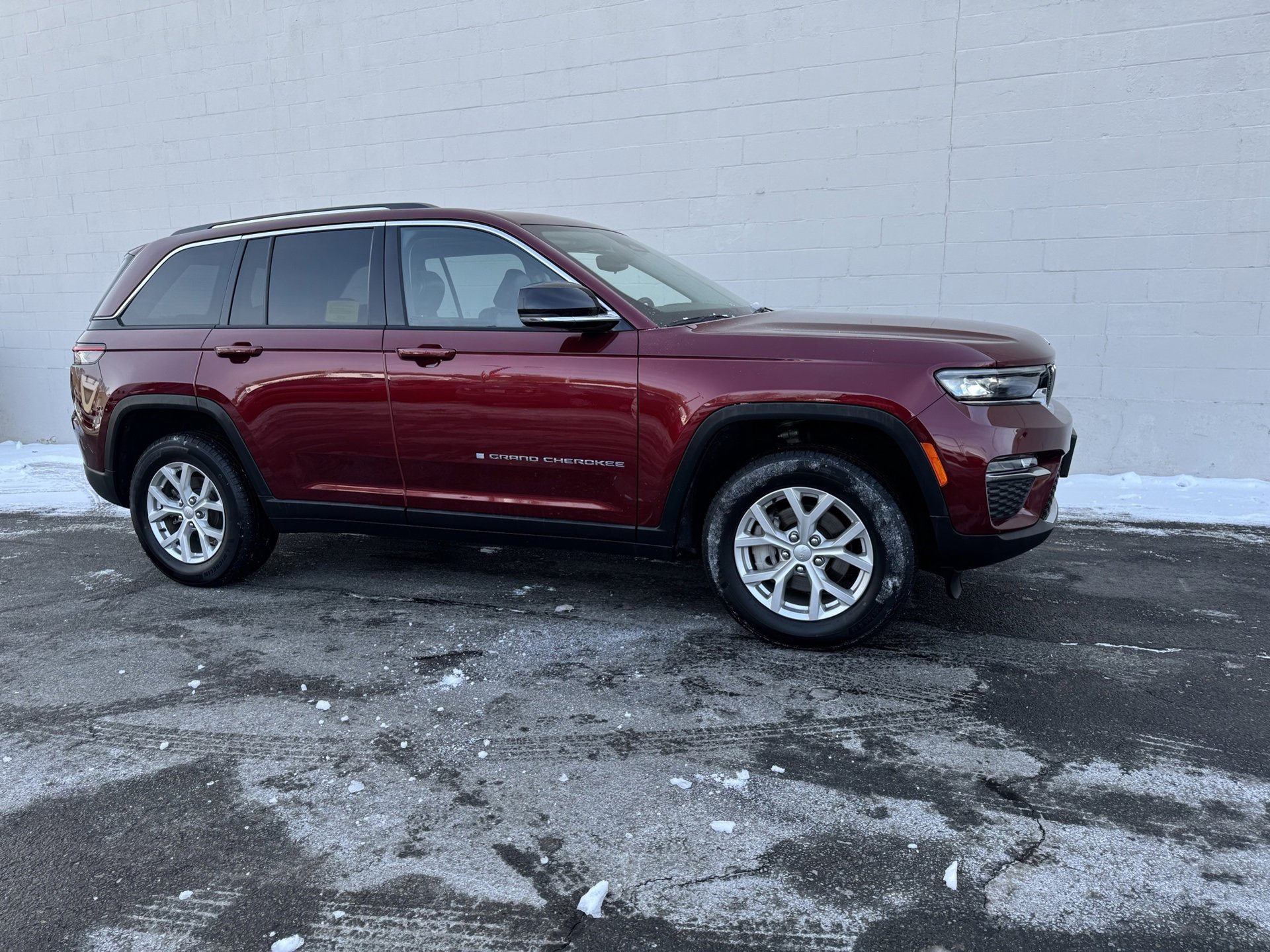 Used 2023 Jeep Grand Cherokee Limited image 4