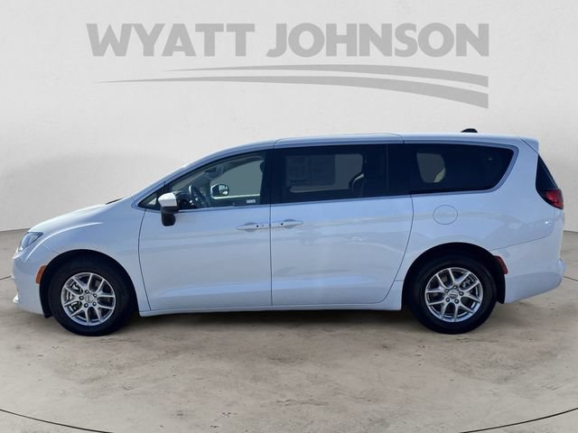 Used 2023 Chrysler Voyager LX FWD image 2