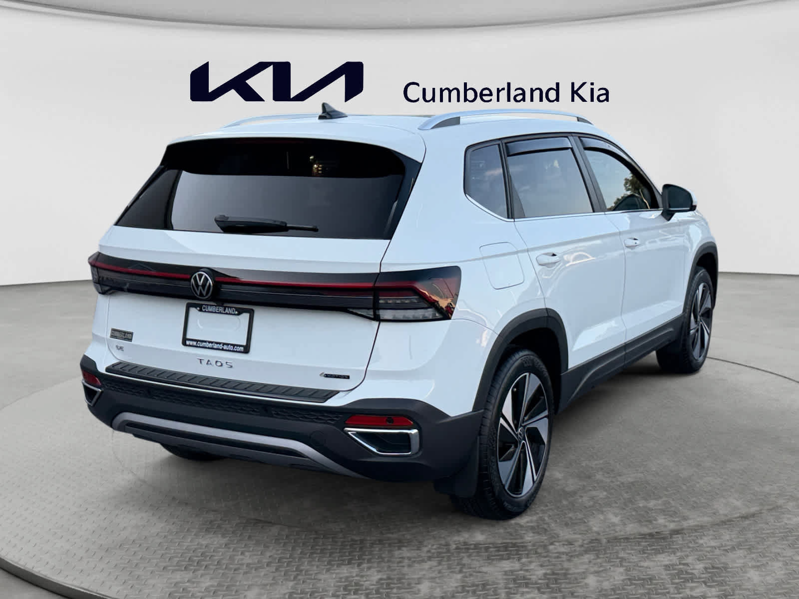 Used 2025 Volkswagen Taos SE w/ Panoramic Sunroof Package AWD/4WD image 5