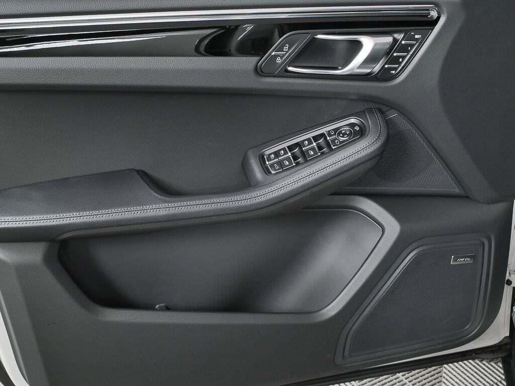 Certified 2026 Porsche Macan Turbo AWD/4WD image 6