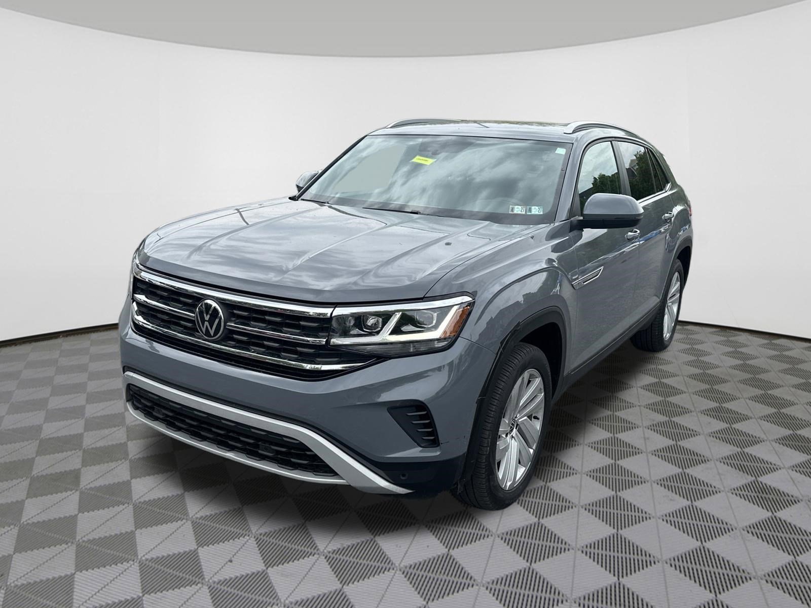 Used 2022 Volkswagen Atlas Cross Sport SE AWD/4WD image 2
