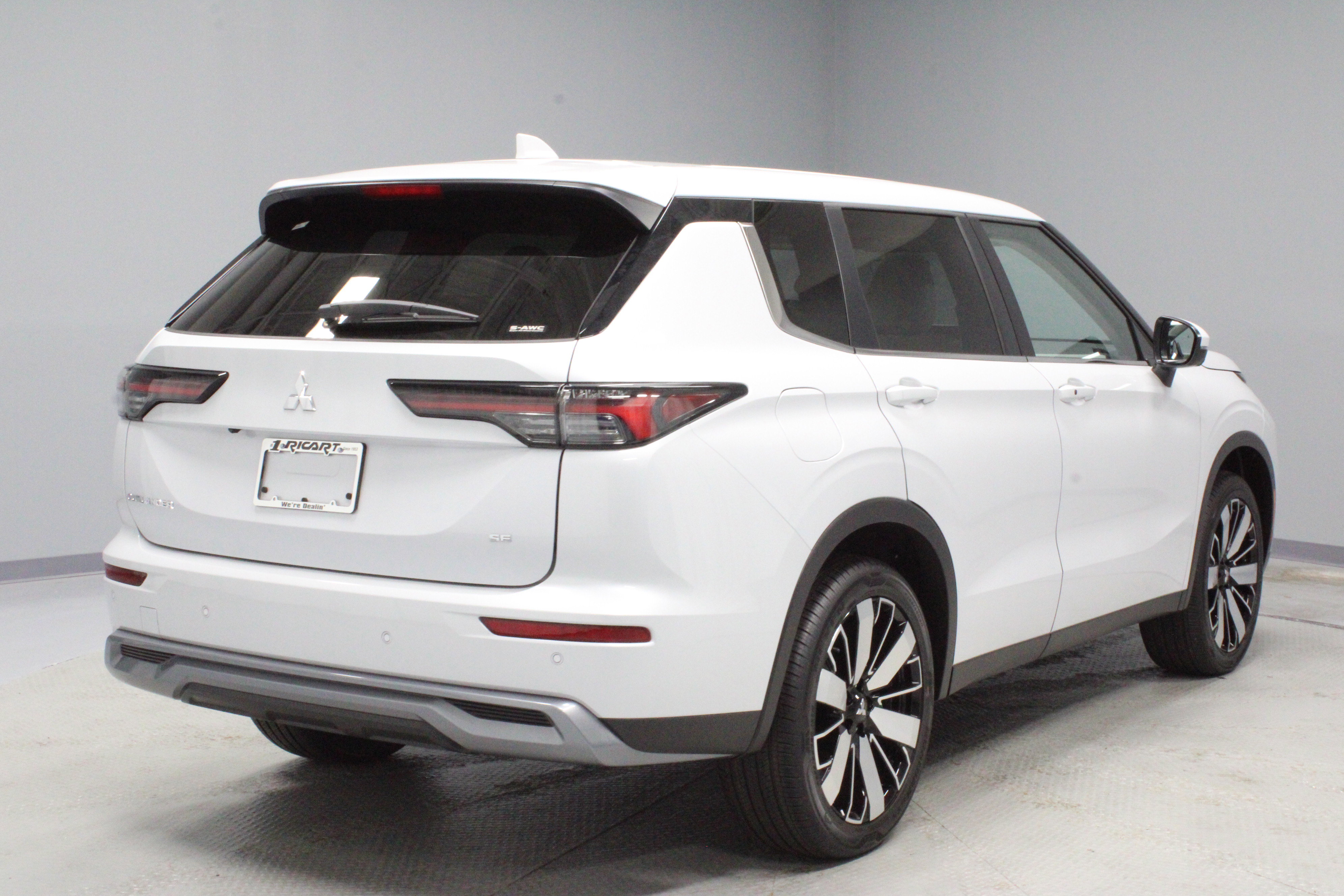 New 2025 Mitsubishi Outlander SE image 8