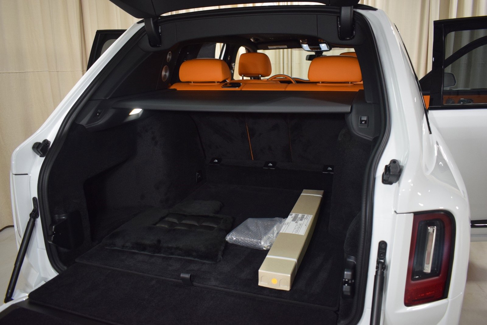 New 2026 Rolls-Royce Cullinan Black Badge image 40