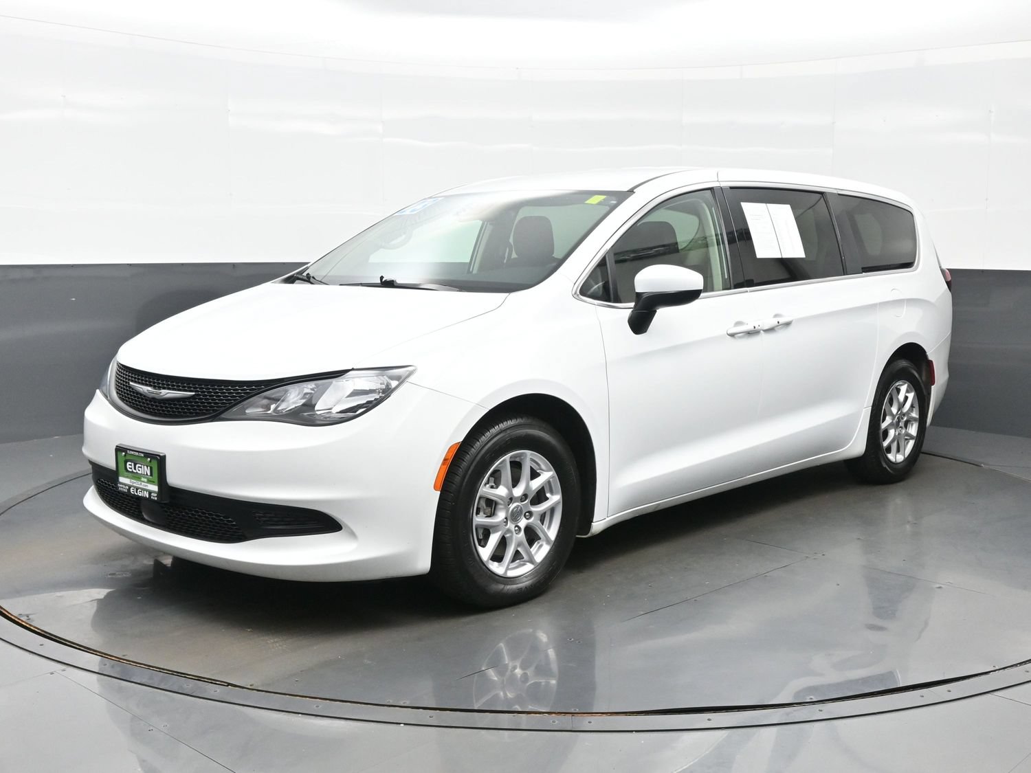 Used 2023 Chrysler Voyager LX FWD image 2
