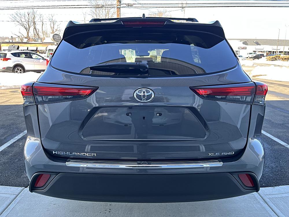 Used 2023 Toyota Highlander XLE AWD/4WD image 10